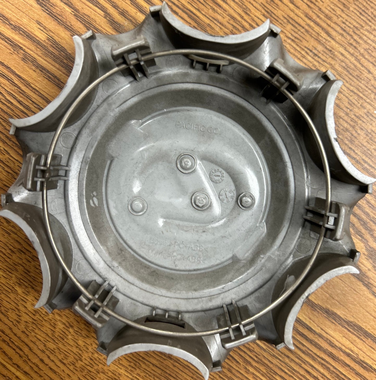 5 1/2" Lexus GX460 OEM Silver Center Cap #4260B60320 single
